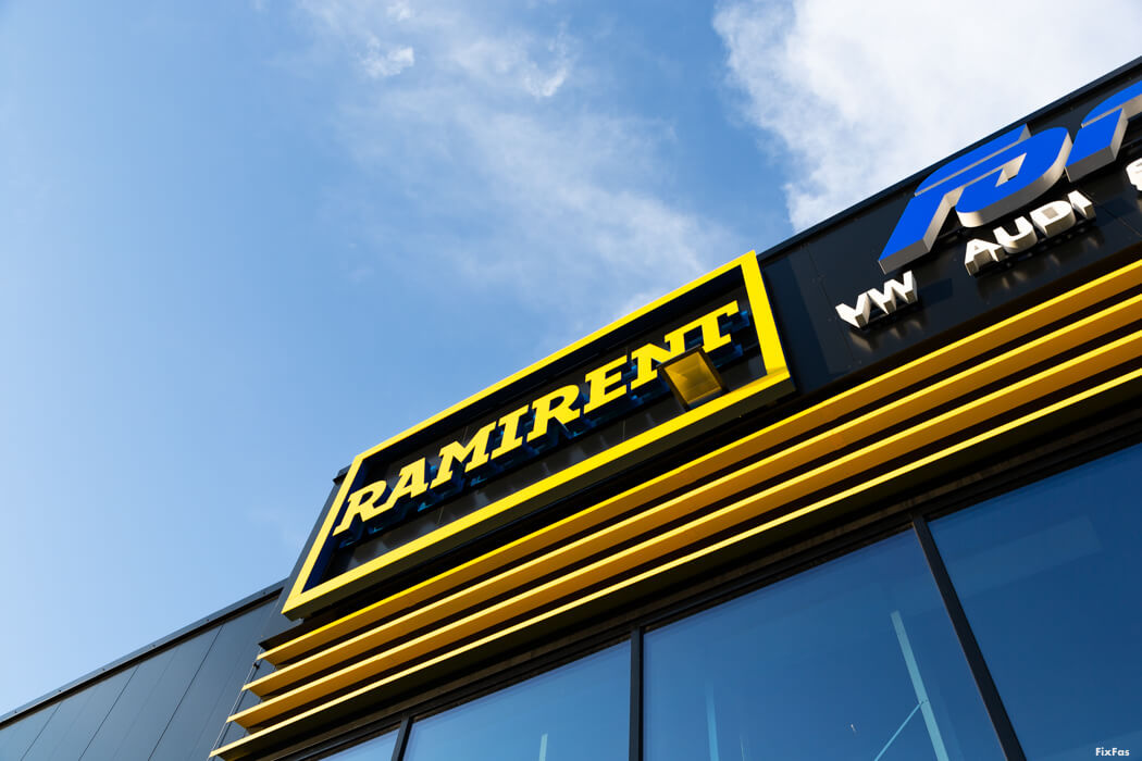 Ramirent logo Motor Center maja peal