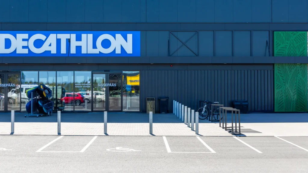 Decathloni kaupluse sissepääs Kurna Parkis.